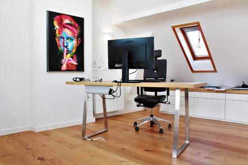 a desk with a computer on it in a room at Apartment für 4 Personen in Düsseldorf