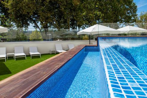 Bazén v ubytování Lux Fatima Park - Hotel, Suites & Residence nebo v jeho okolí
