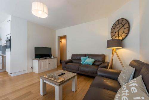 オーステンデにあるApartment Kursaal Ostendのソファとテーブルのあるリビングルーム