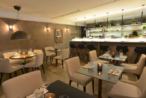 un restaurante con mesas y sillas y un bar en Saga Apartments Oslo en Oslo