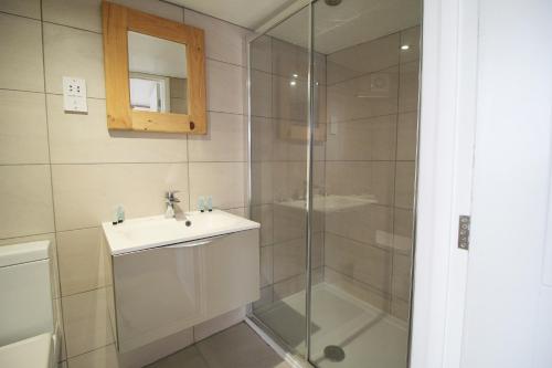 a bathroom with a sink and a shower at The Globe Inn Alvington in Alvington
