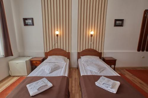 a room with two beds in a room at Pensiunea Daniel in Sibiu