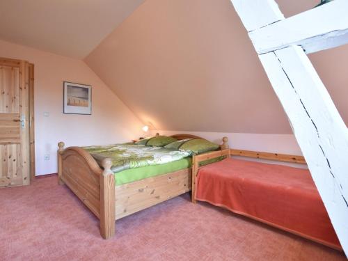 1 Schlafzimmer mit 2 Betten im Dachgeschoss in der Unterkunft Romantische Ferienwohnung in Boldenshagen in Boldenshagen