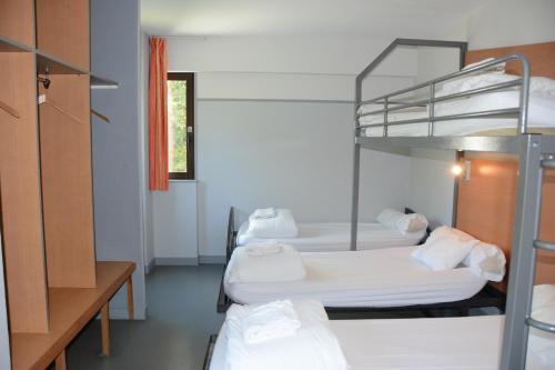 Pokój z 2 łóżkami piętrowymi i biurkiem w obiekcie CIS de Champagne - Ethic Etapes w mieście Reims
