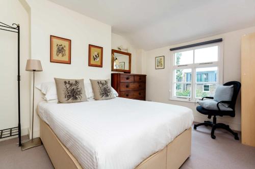 ロンドンにあるVeeve - Classic Contemporaryのベッドルーム1室(ベッド1台、椅子、窓付)