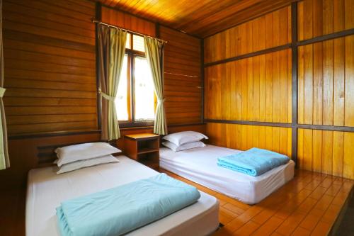 Una cama o camas en una habitación de Villa Gardenia Bandung