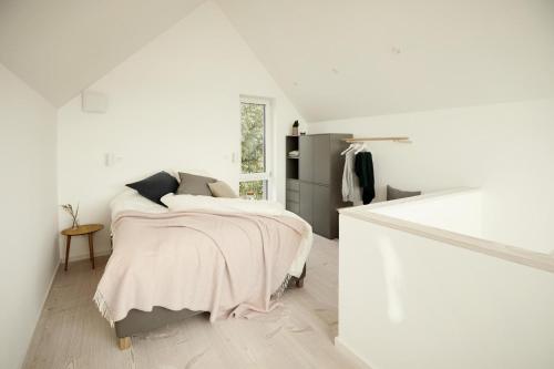 フェーマルンにあるVilla Gold IIIの白い部屋(毛布付きのベッド付)