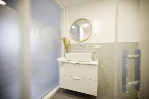 フェーマルンにあるVilla Gold IVのバスルーム(洗面台、鏡付)