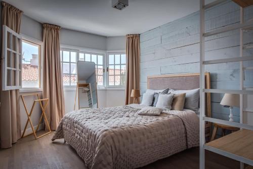 アデへにあるApartamento Avitanの木製の壁のベッドルーム1室(ベッド1台付)