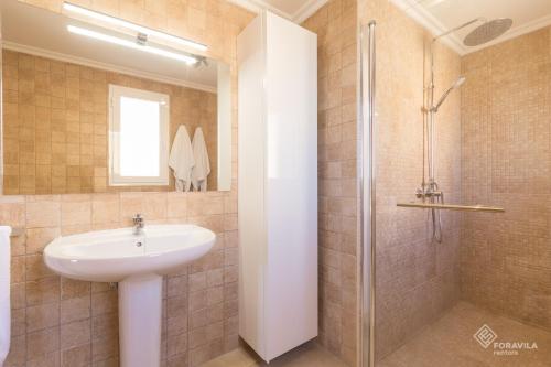 A bathroom at Dones Aigua