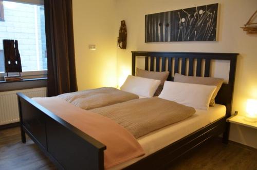 ヘルゴラントにあるHaus Morgenröteのベッドルーム(白い枕の大型ベッド1台付)