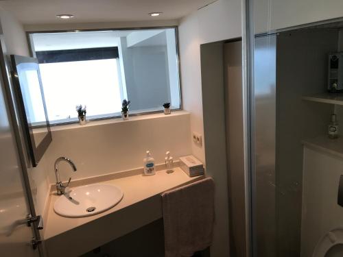 bagno con lavandino, finestra e doccia di Gran Apartamento, un lujo en playa El Saler - Valencia a El Saler