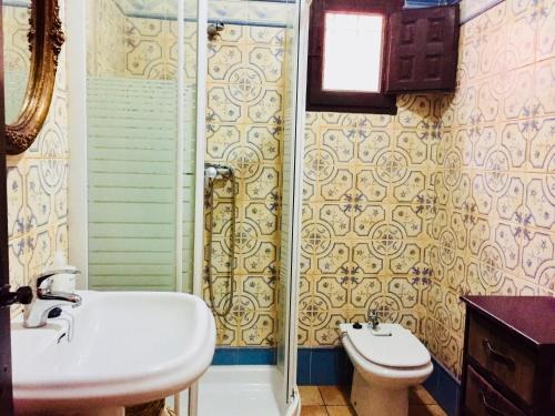 アルムニェーカルにあるCASA RURAL DE ENSUEÑOのバスルーム(シンク、シャワー、トイレ付)