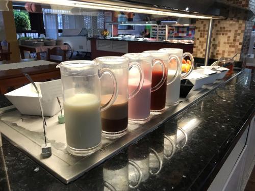a row of glasses on a counter in a restaurant at Paraiso del Sol y Paradero in Playa de las Americas
