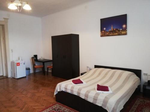a bedroom with a bed with a picture on the wall at Ferdinand Apartments in Mediaş