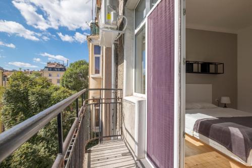 Postel nebo postele na pokoji v ubytování blueWaveplace - Stylish 2 BR Home in Center of Sofia