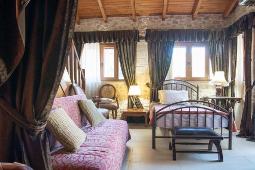 En eller flere senge i et værelse på Alexander Villa