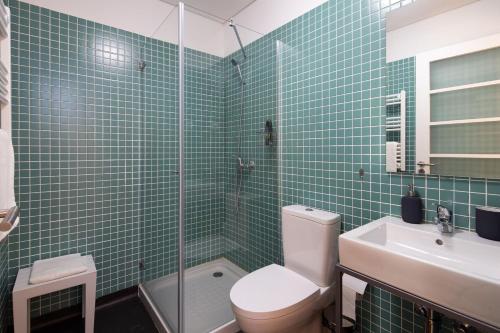 ポルトにあるLovelyStay - Oren Duke's Houseのバスルーム(トイレ、洗面台、シャワー付)