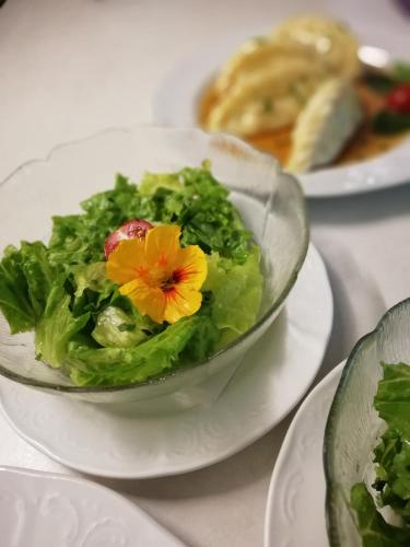 ホテルの敷地内または近くでの食事または食べ物