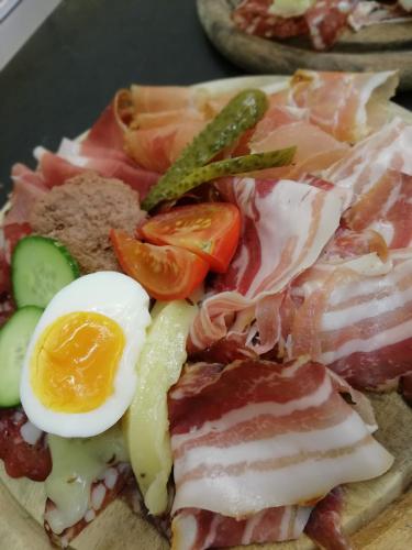 ホテルの敷地内または近くでの食事または食べ物