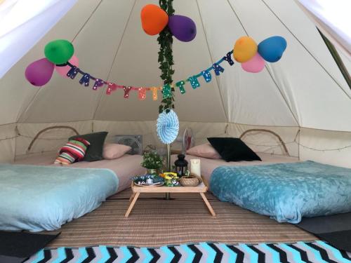 Ένα ή περισσότερα κρεβάτια σε δωμάτιο στο Glamping Kaki - Medium Bell Tent