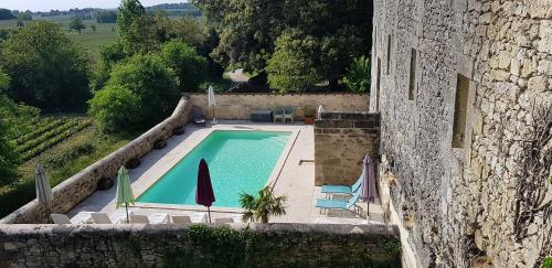 una vista aérea de una piscina en un edificio en Château Fleur de Roques - Puisseguin Saint Emilion, en Puisseguin
