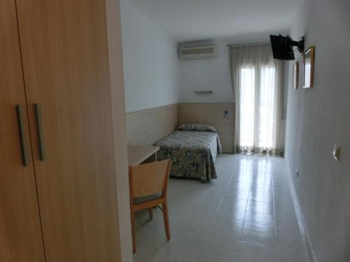 Hotel Can Català tesisinde bir odada yatak veya yataklar