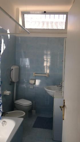 ein Bad mit einem WC und einem Waschbecken in der Unterkunft Victory in Gorizia