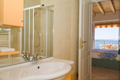 ガルドーネ・リヴィエラにあるVilla Panorama Residenceのバスルーム(シンク付)が備わり、海の景色を望めます。