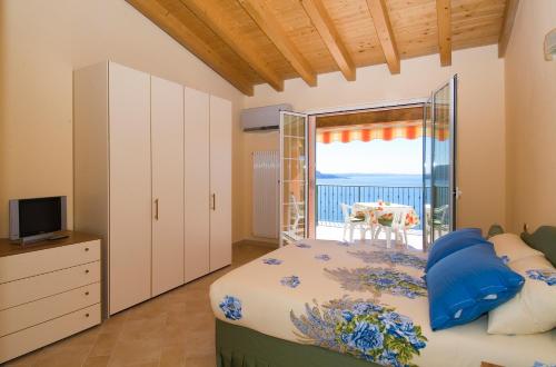 ガルドーネ・リヴィエラにあるVilla Panorama Residenceのベッドルーム(ベッド1台付)、バルコニーが備わります。