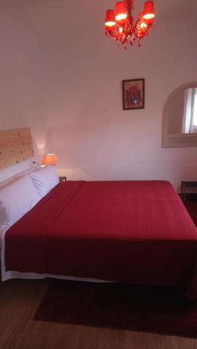 ミハスにあるApt 1 Ch Costa del Sol Sitio de Calahonda dans maison d'hôte Entrée indépendanteのベッドルーム1室(赤毛布付きの大型ベッド1台付)