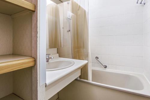 Un baño con lavabo, bañera e inodoro. en Residence Les Tamaris - maeva Home, en Trouville-sur-Mer