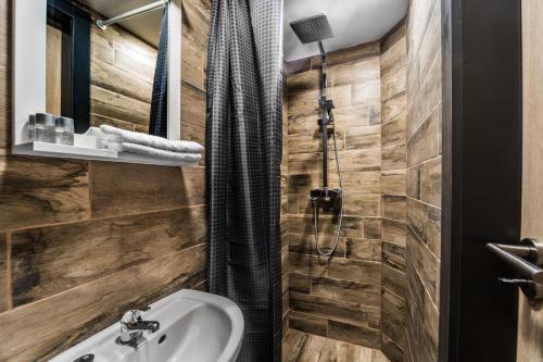 ブダペストにあるNEW DOB 53/3 CENTER APARTMENTのバスルーム(シンク、シャワー付)
