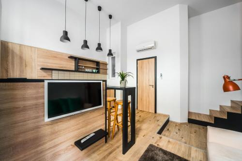 NEW DOB 53/3 CENTER APARTMENT