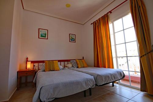 Postelja oz. postelje v sobi nastanitve LAS DUNAS 2 by RENTMEDANO Pretty 2 bedroom villa, ocean views, pool and WiFi