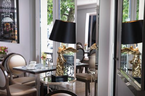 Hotel Plaza Elysées