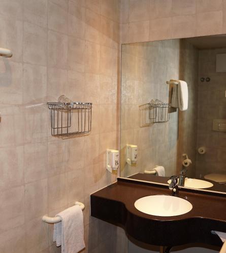 a bathroom with a sink and a mirror at bonjour Tagungshotel Stuttgart-Gerlingen in Gerlingen