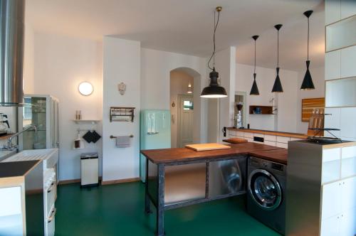 una cucina con lavatrice e asciugatrice in camera di Sachsenperle a Dresda