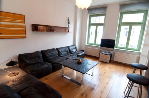 un soggiorno con divano e tavolo di Sachsenperle a Dresda