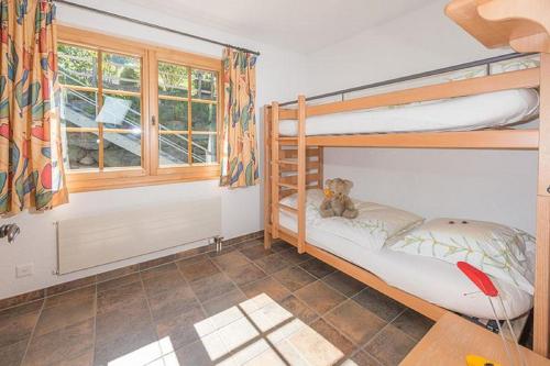 グレヘンにあるFörsterli Ostのベッドルーム1室(二段ベッド2台、下段にテディベア付)