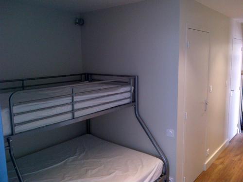 a bedroom with a bunk bed in a room at Appartement 250 mètres des pistes gourette in Gourette