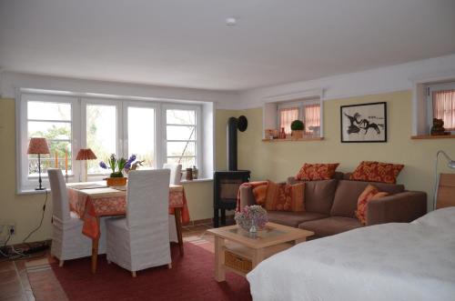 sala de estar con sofá y mesa en Ferienwohnungen Himmelsstübchen und Gartenstübchen en Plön