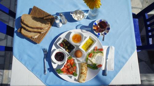 uma mesa azul com um prato de ovos e pão em Bodrum Sade Pension em Bodrum City