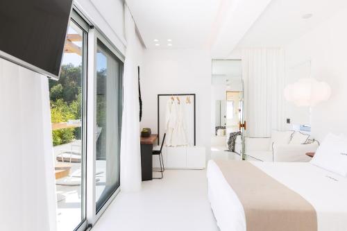 Postel nebo postele na pokoji v ubytování La Casa di Mare, Luxury Beach Front Villa, By ThinkVilla