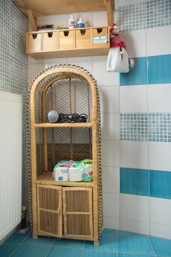 a bathroom with a bamboo shelf in a room at Cozy Maisonette in Kamena Vourla