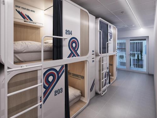 Bunk bed o mga bunk bed sa kuwarto sa Ostelzzz Milano