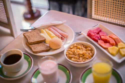 - une table avec un plateau de produits pour le petit-déjeuner et du café dans l'établissement Hotel Casa Tere, à Carthagène des Indes