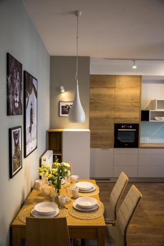 a kitchen and dining room with a table and chairs at Apartamenty City Tower od WroclawApartament-pl in Wrocław