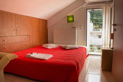 Postel nebo postele na pokoji v ubytování Cozy Maisonette