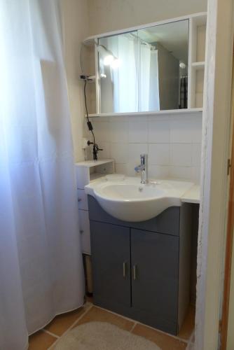 une salle de bain avec un lavabo et un miroir dans l'établissement La petite Galéjade, à Gordes